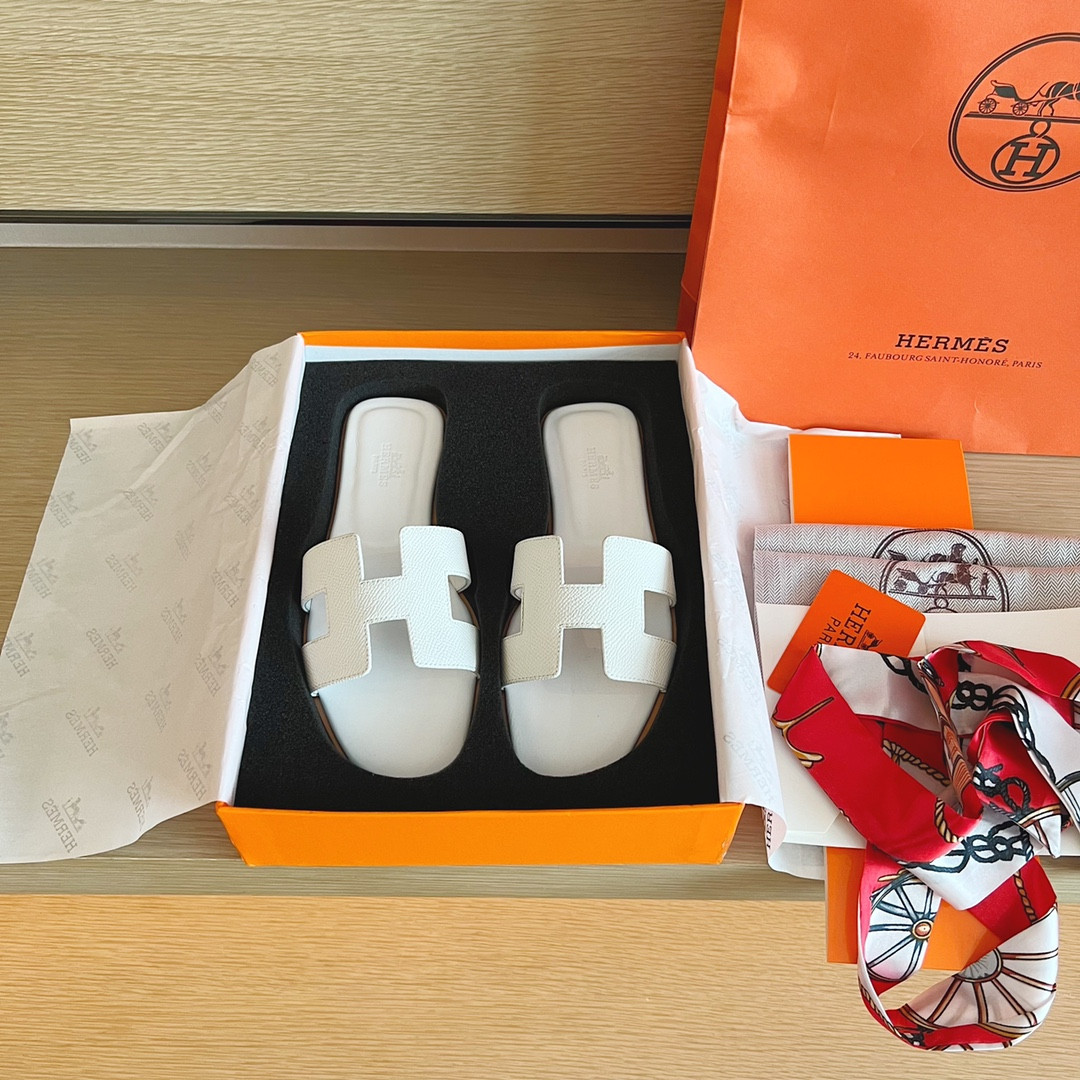 UA H**me5 Oran sandal