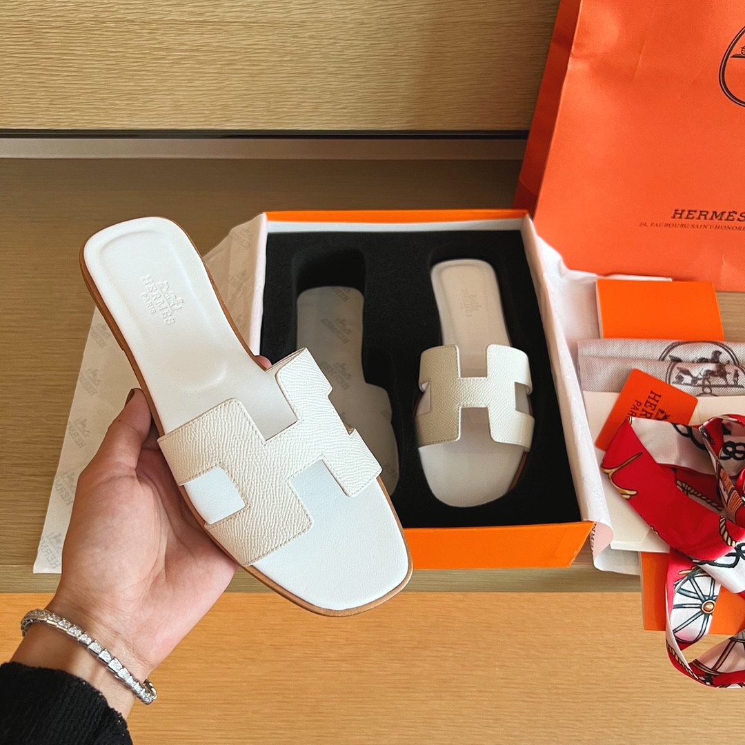 UA H**me5 Oran sandal