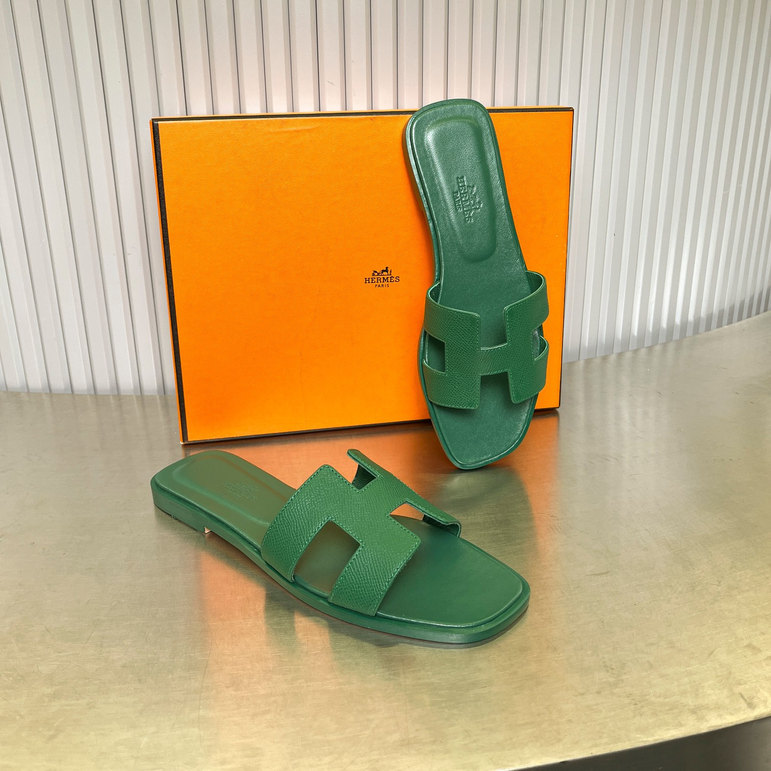UA H**me5 Oran sandal