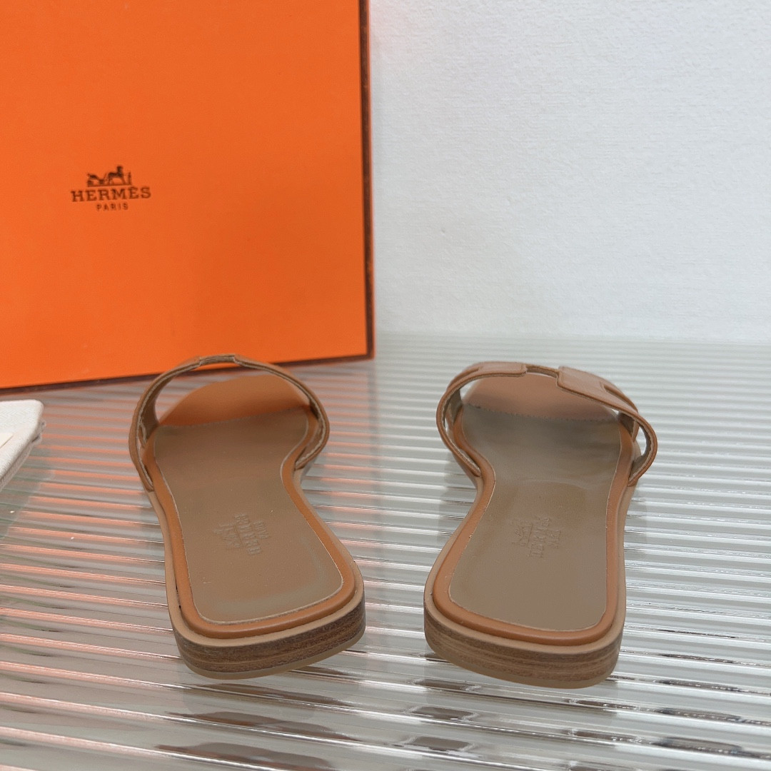UA H**me5 Oran sandal
