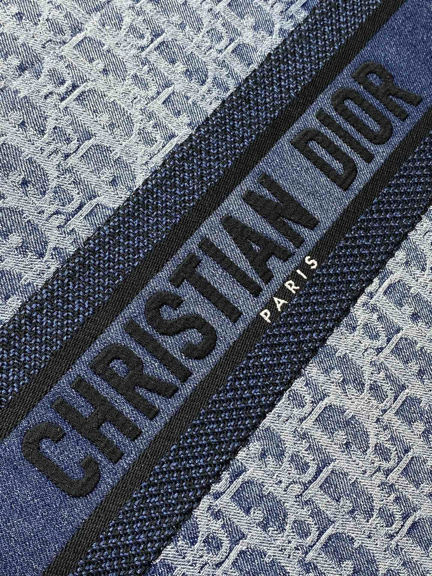 Medium D10r Book Tote Blue Denim D10r Oblique Jacquard 36 x 27.5 x 16.5 cm