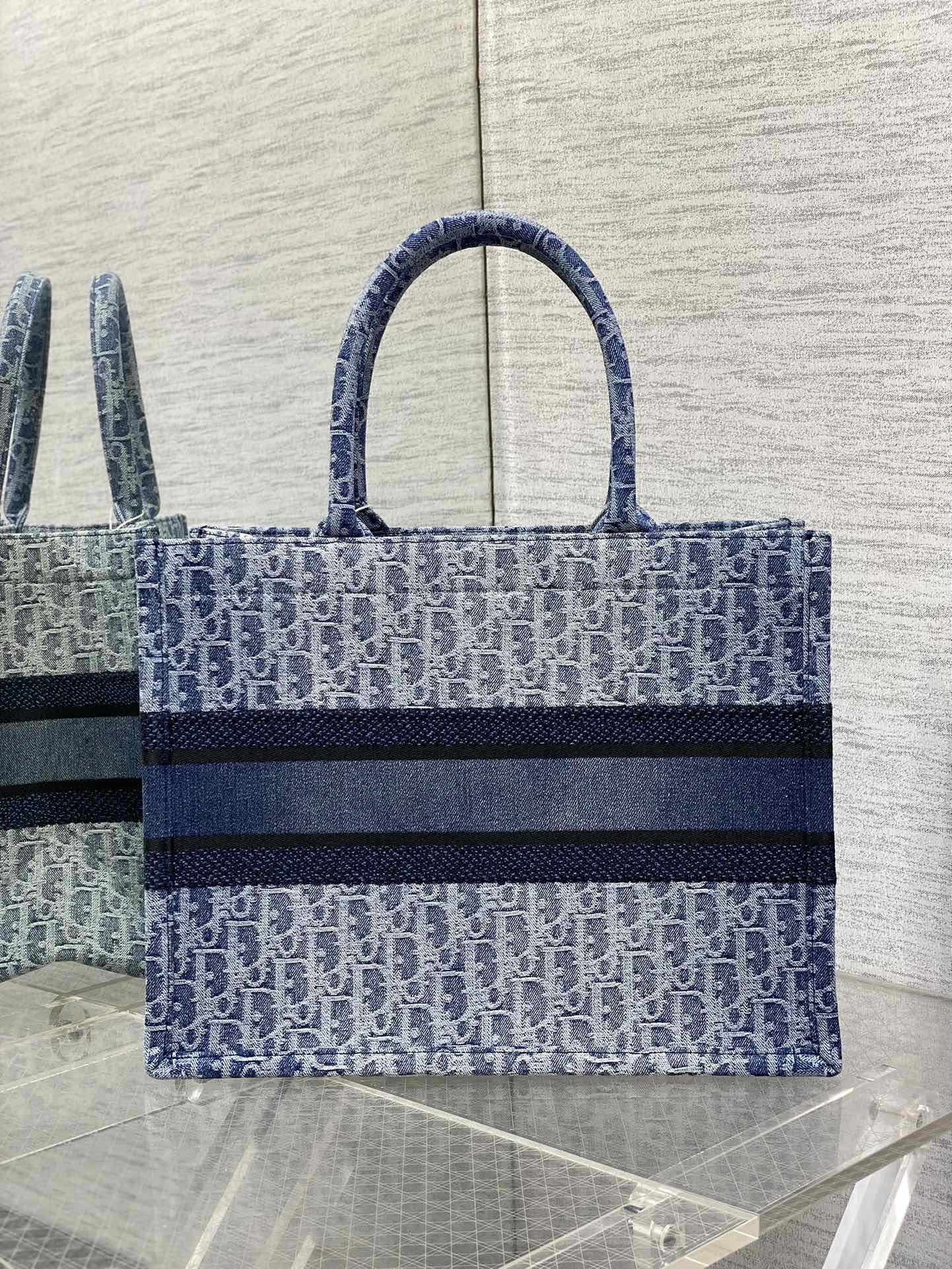 Medium D10r Book Tote Blue Denim D10r Oblique Jacquard 36 x 27.5 x 16.5 cm