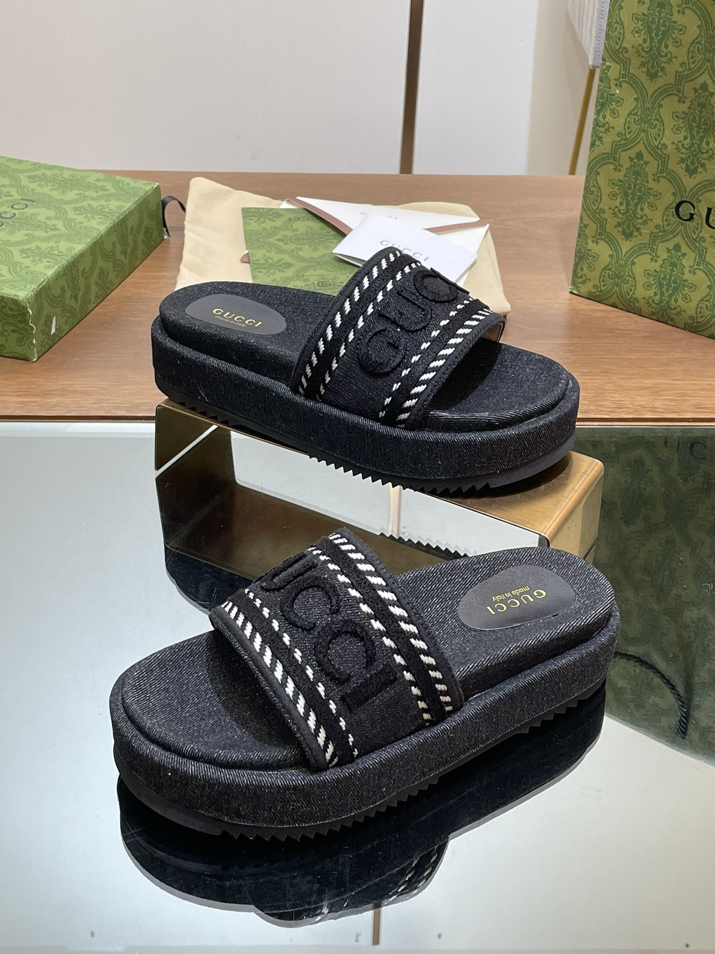 UA Gvc*1 SLIDE SANDAL WITH Gvc*1 SCRIPT