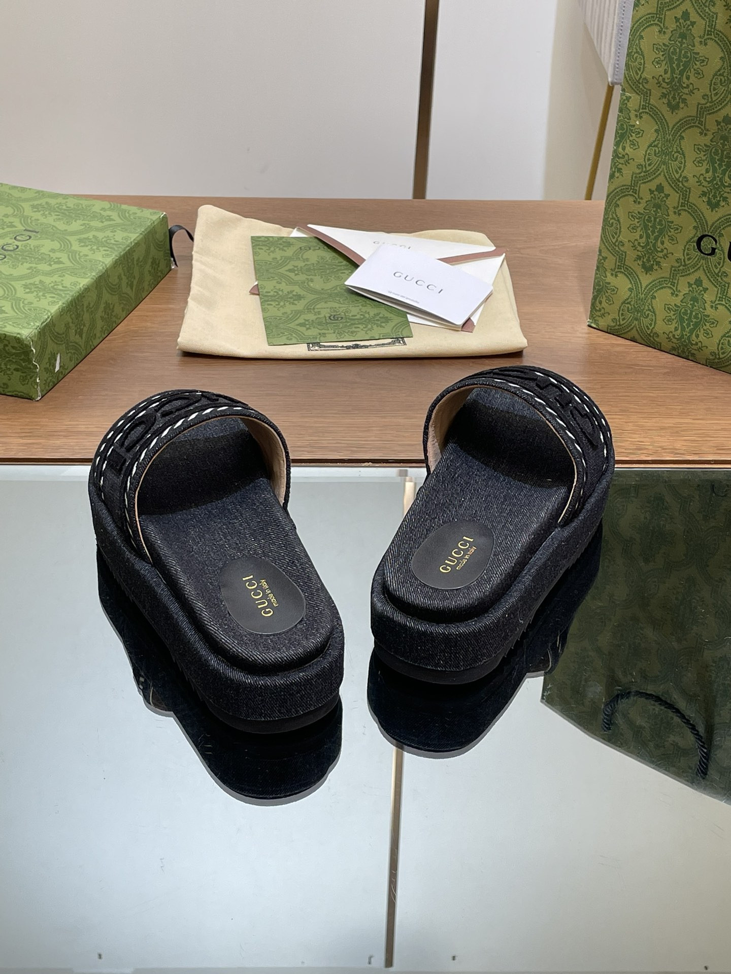 UA Gvc*1 SLIDE SANDAL WITH Gvc*1 SCRIPT