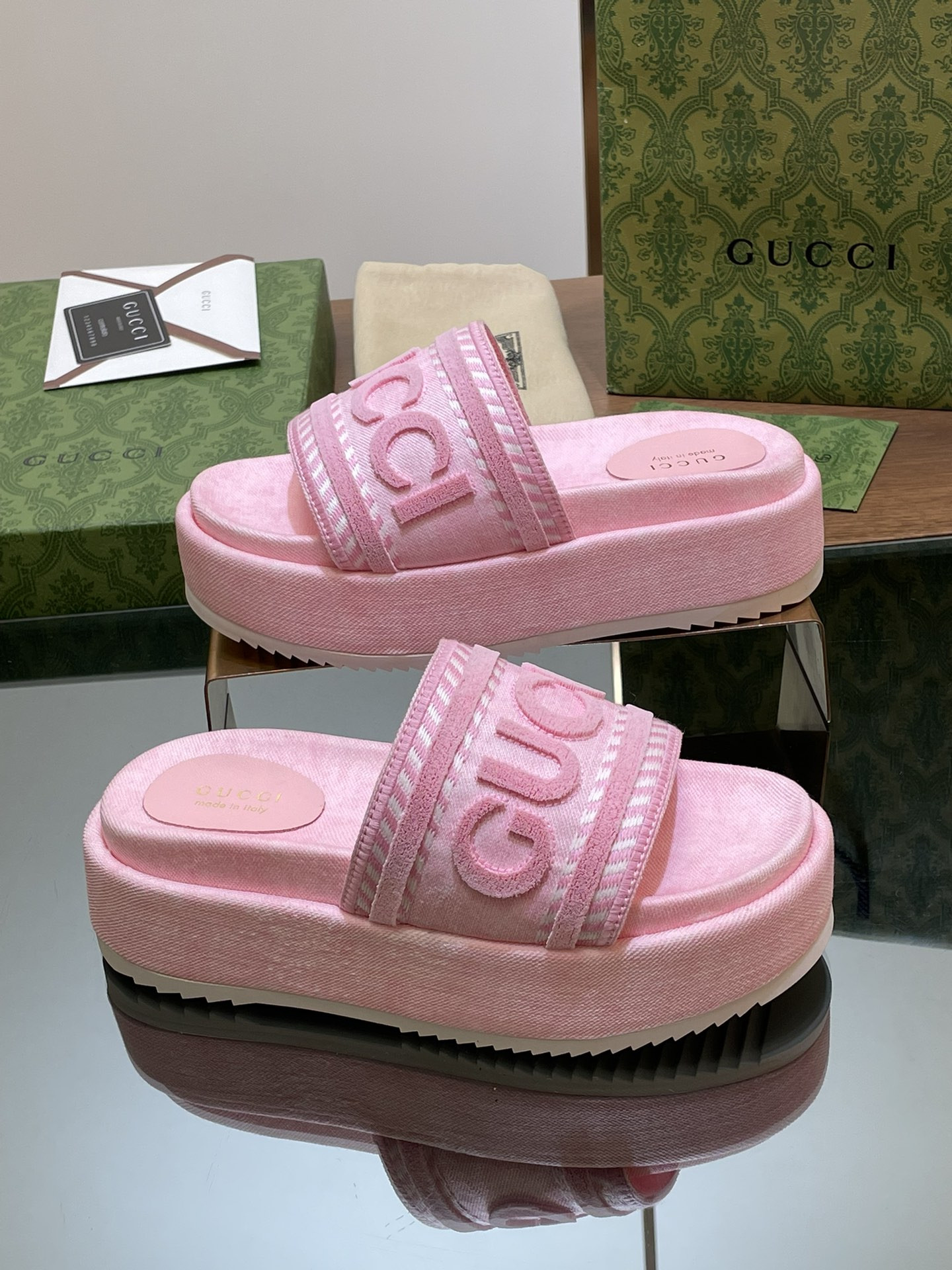 UA Gvc*1 SLIDE SANDAL WITH Gvc*1 SCRIPT