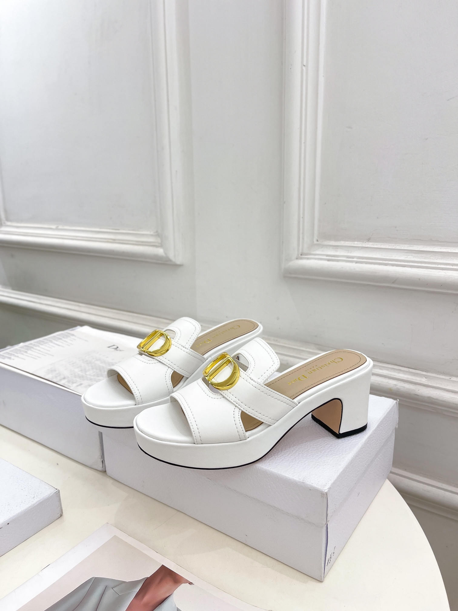 UA D10r 30 Montaigne Platform Slide