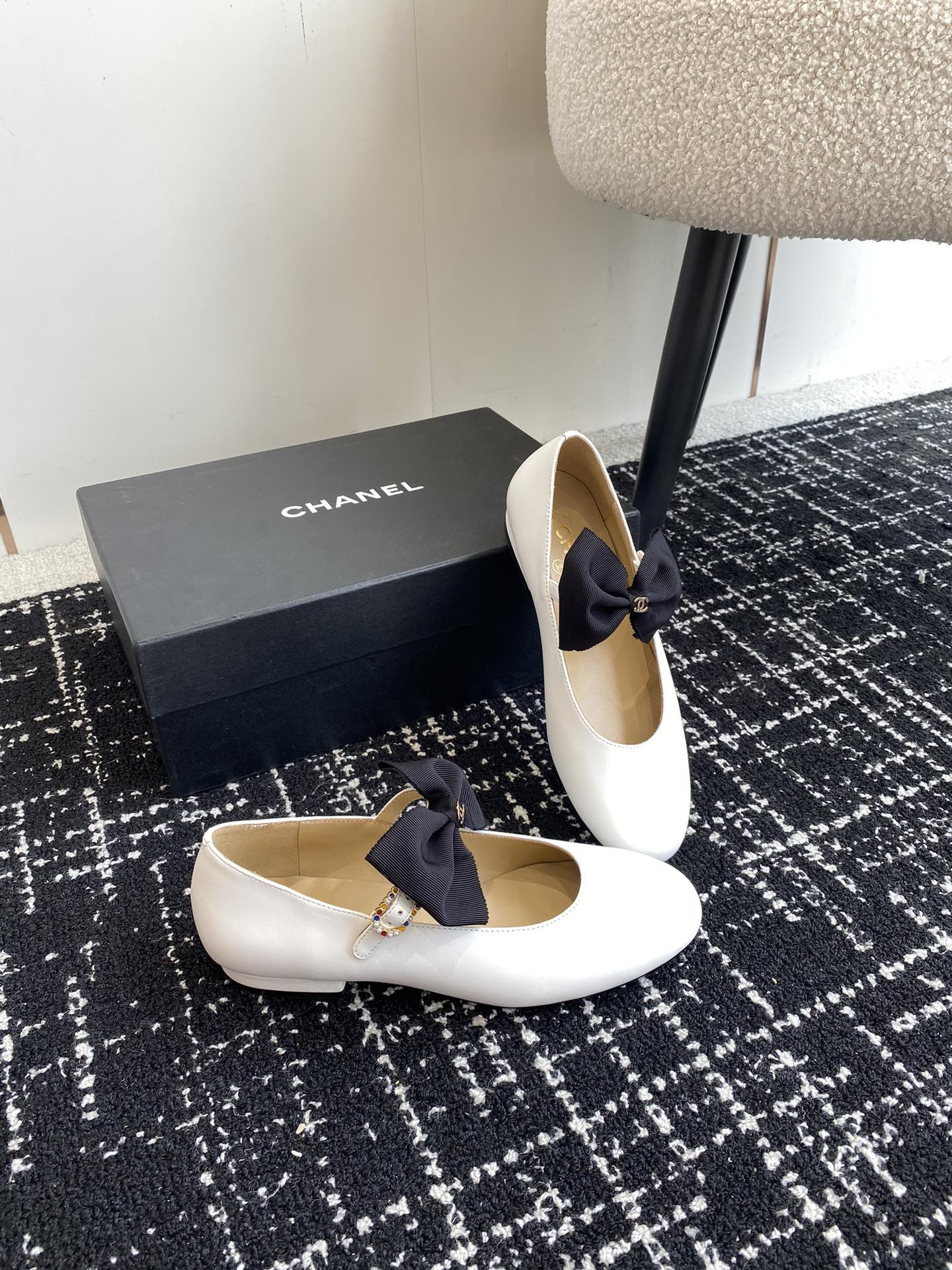 UA Ch**el MARY JANES FLAT