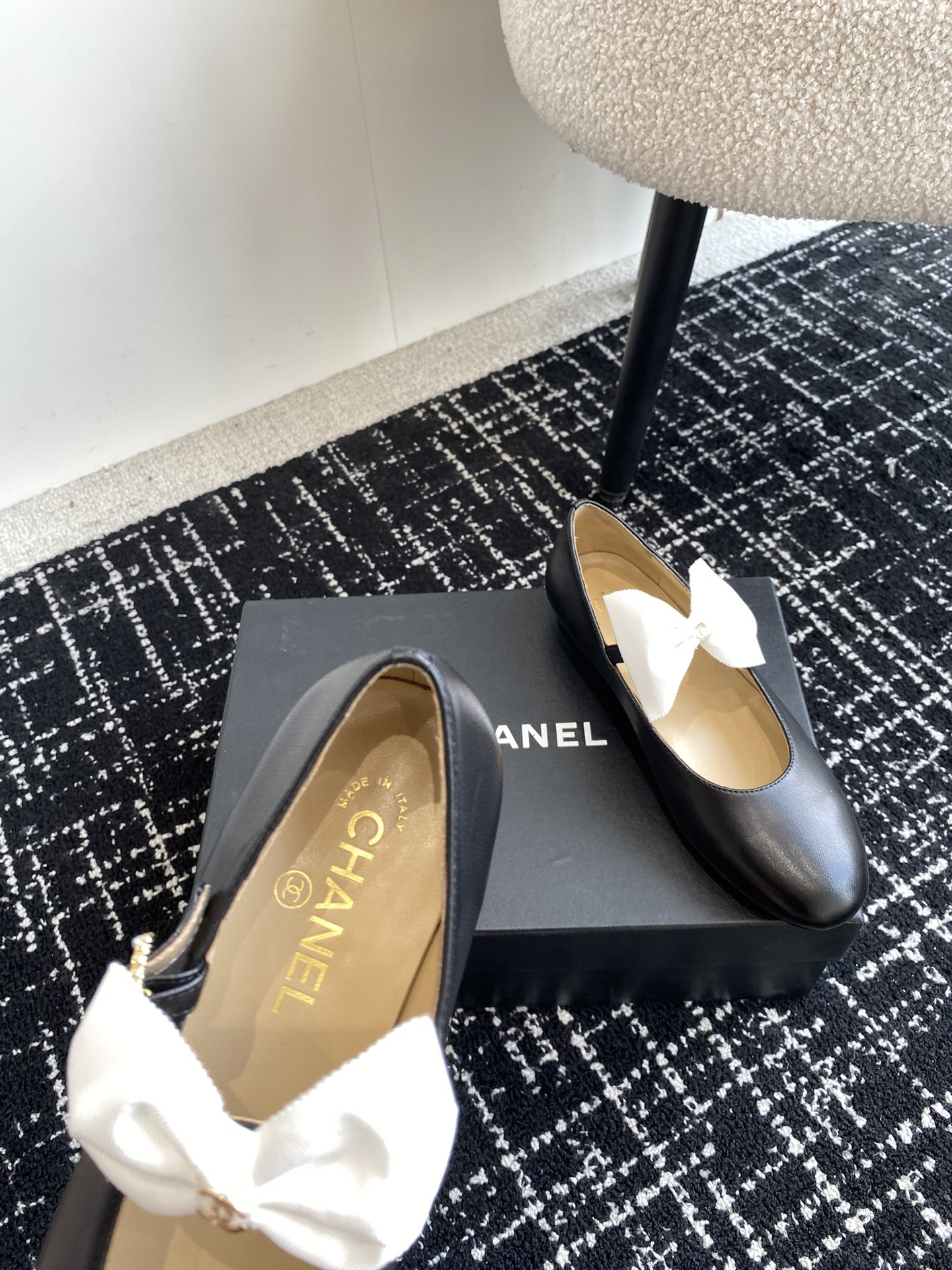 UA Ch**el MARY JANES FLAT