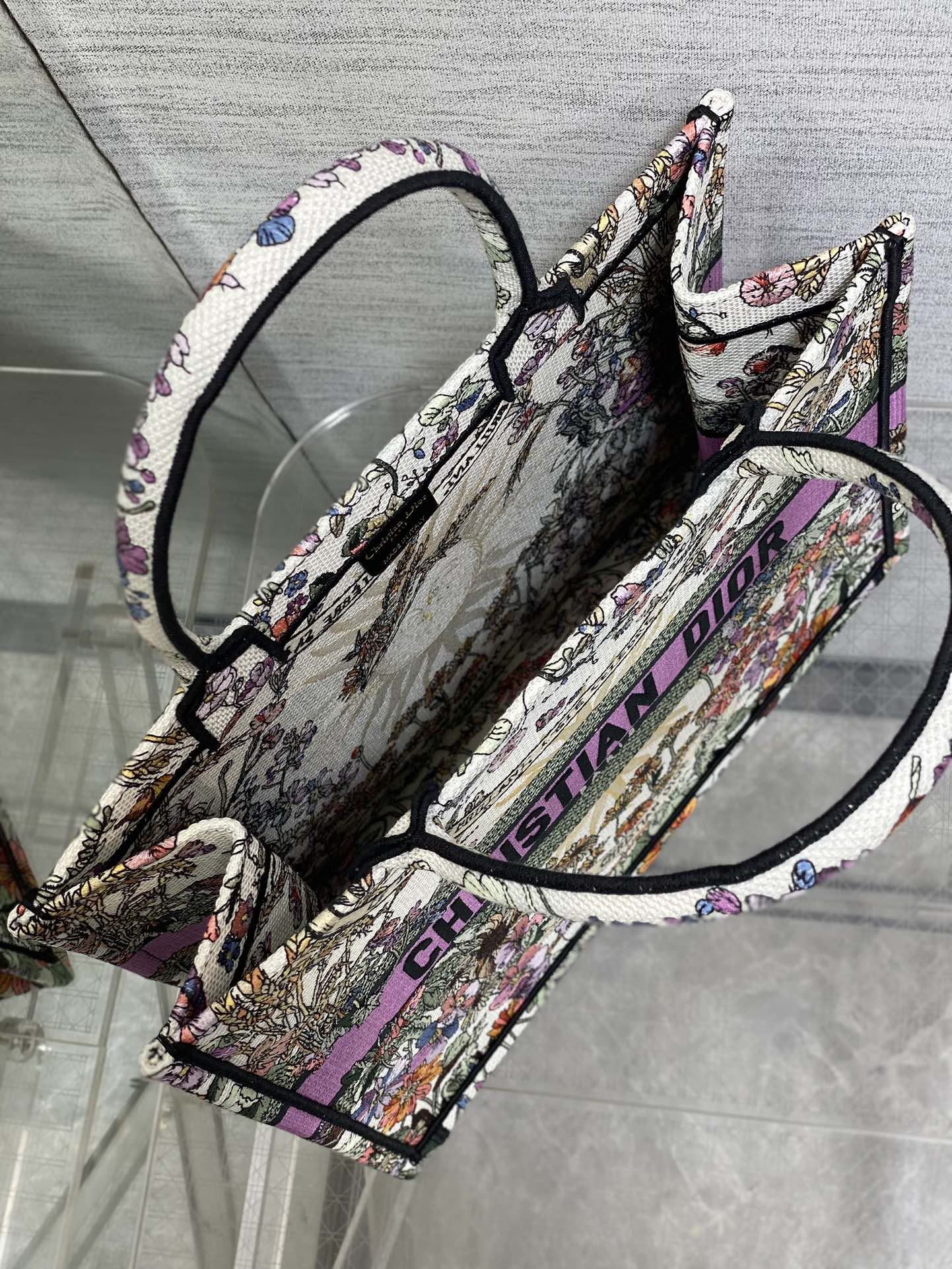 Medium D10r Book Tote  Ecru Multicolor D10r 4 Saisons Été Soleil Embroidery 36 x 27.5 x 16.5 cm