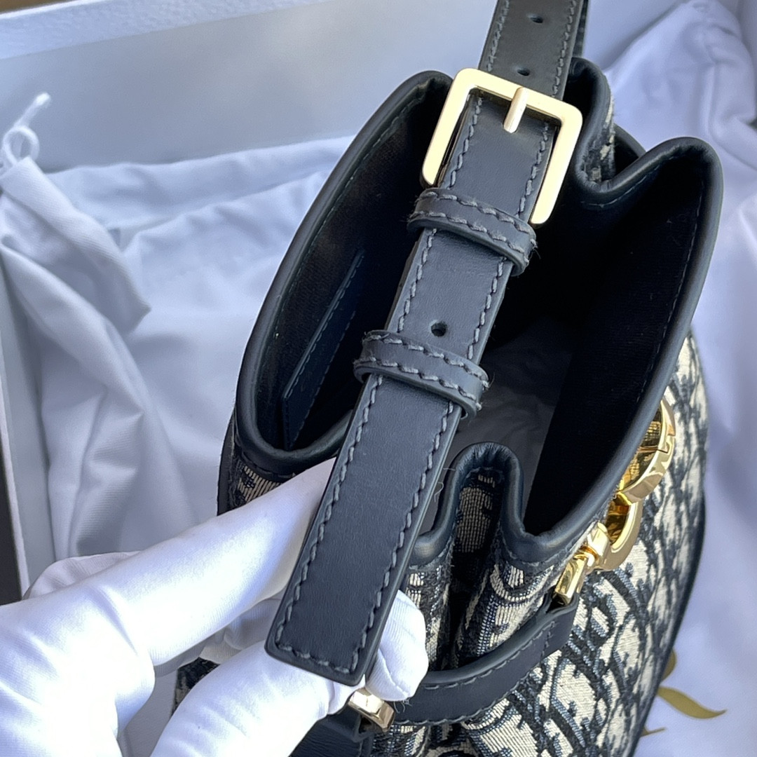 D10r  Amber Oblique 24.5×25×11cm