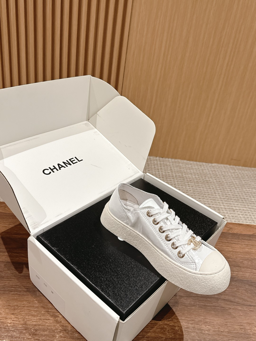 UA Ch**el SNEAKER