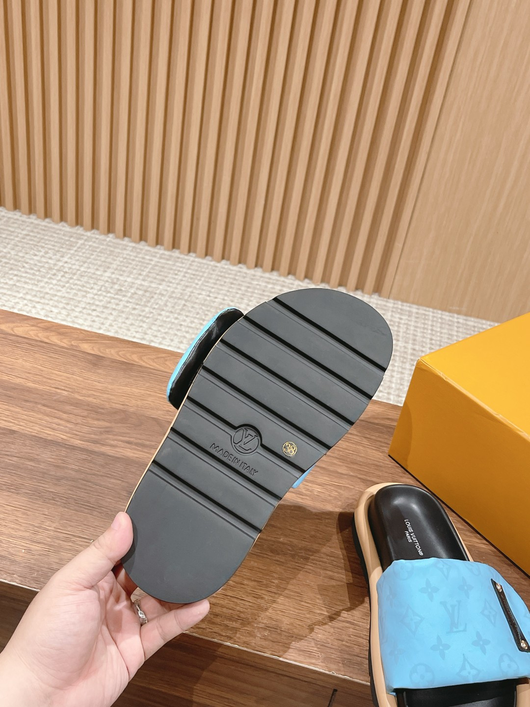 UA LV Pool Pillow Flat Comfort Mule