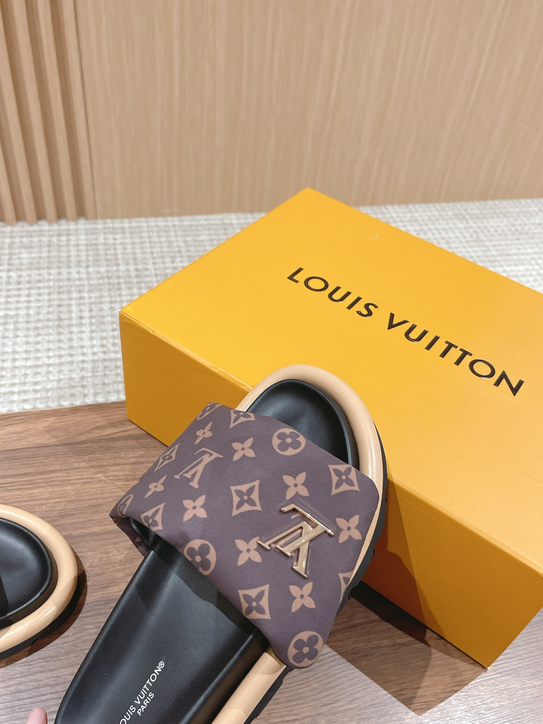 UA LV Pool Pillow Flat Comfort Mule