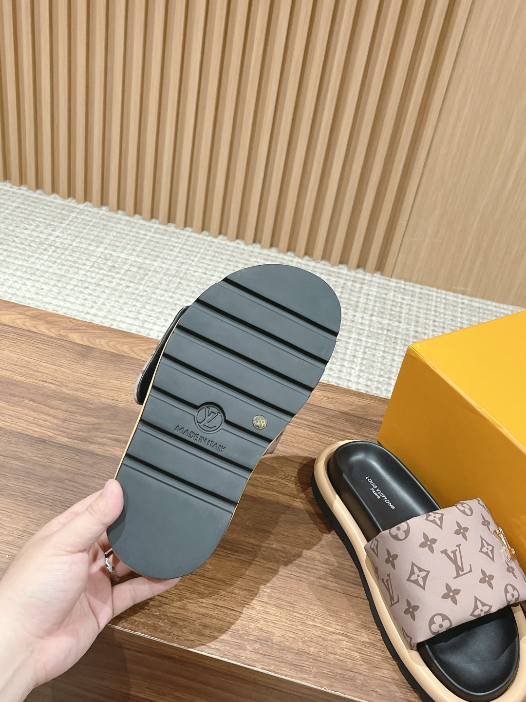 UA LV Pool Pillow Flat Comfort Mule