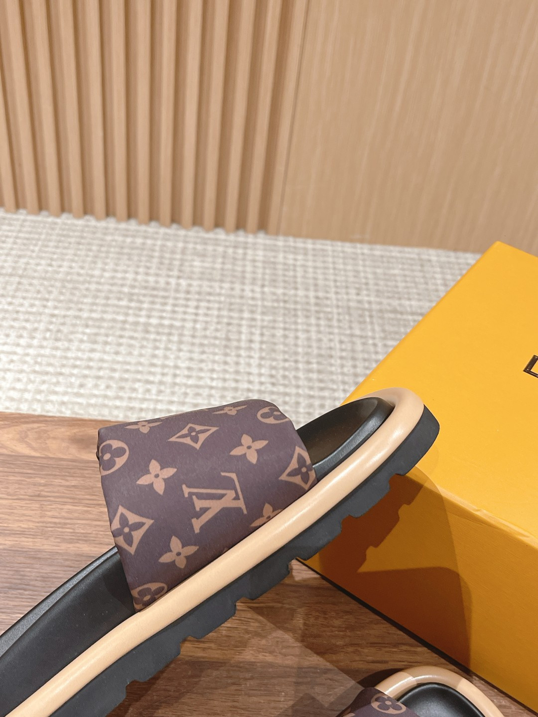 UA LV Pool Pillow Flat Comfort Mule