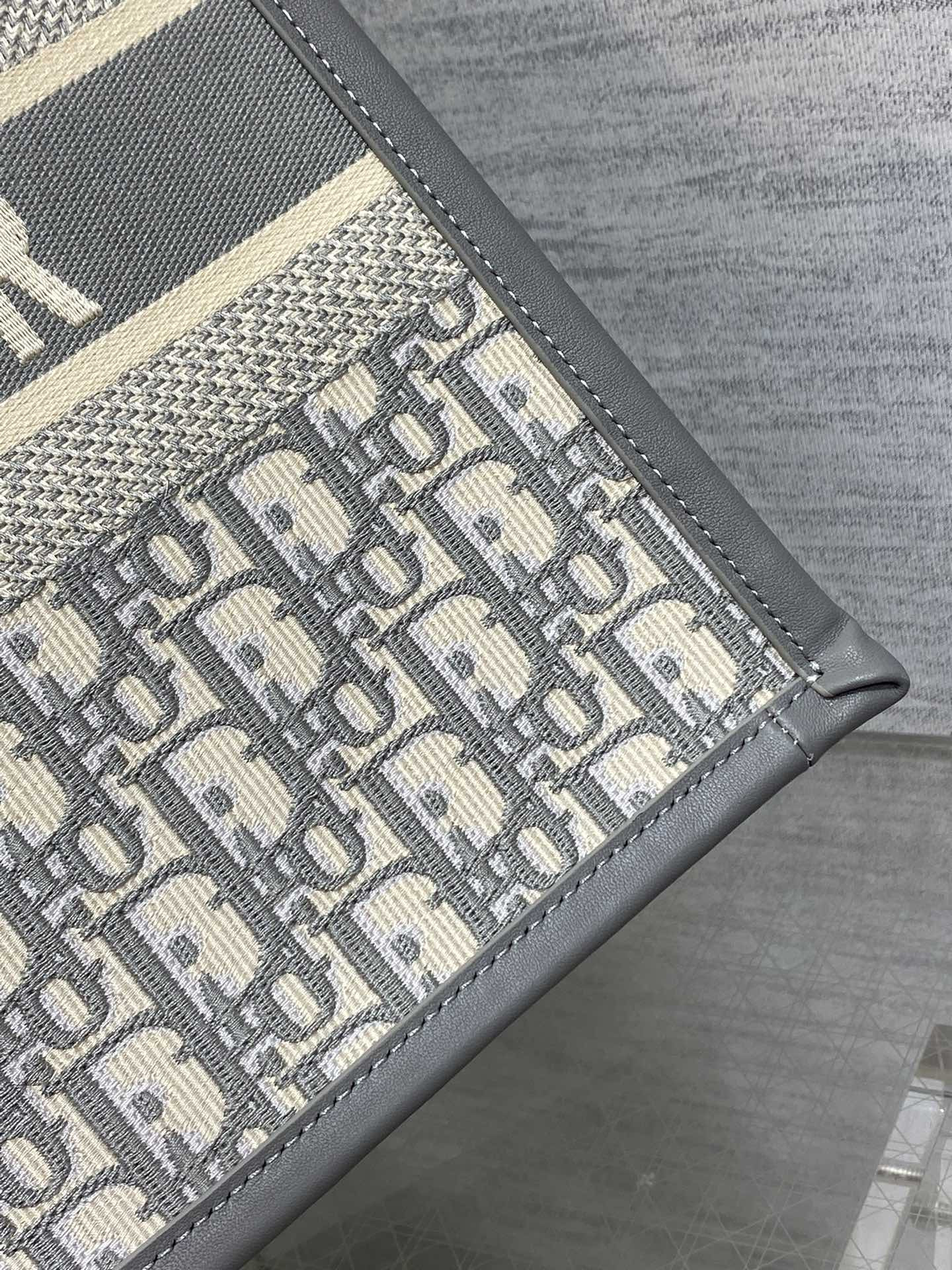 D10r Medium D10r Book Tote Gray D10r Oblique Embroidery and Calfskin 36.5 x 28 x 17.5 cm