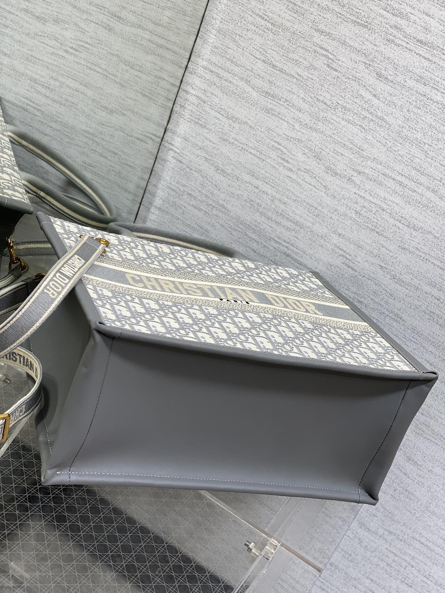 D10r Medium D10r Book Tote Gray D10r Oblique Embroidery and Calfskin 36.5 x 28 x 17.5 cm