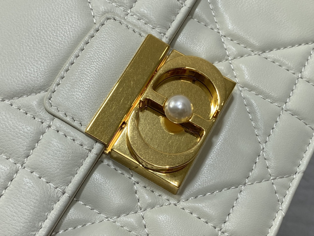 D10r Medium D10r Ange Bag Latte Macrocannage Calfskin 26 x 17 x 9 cm