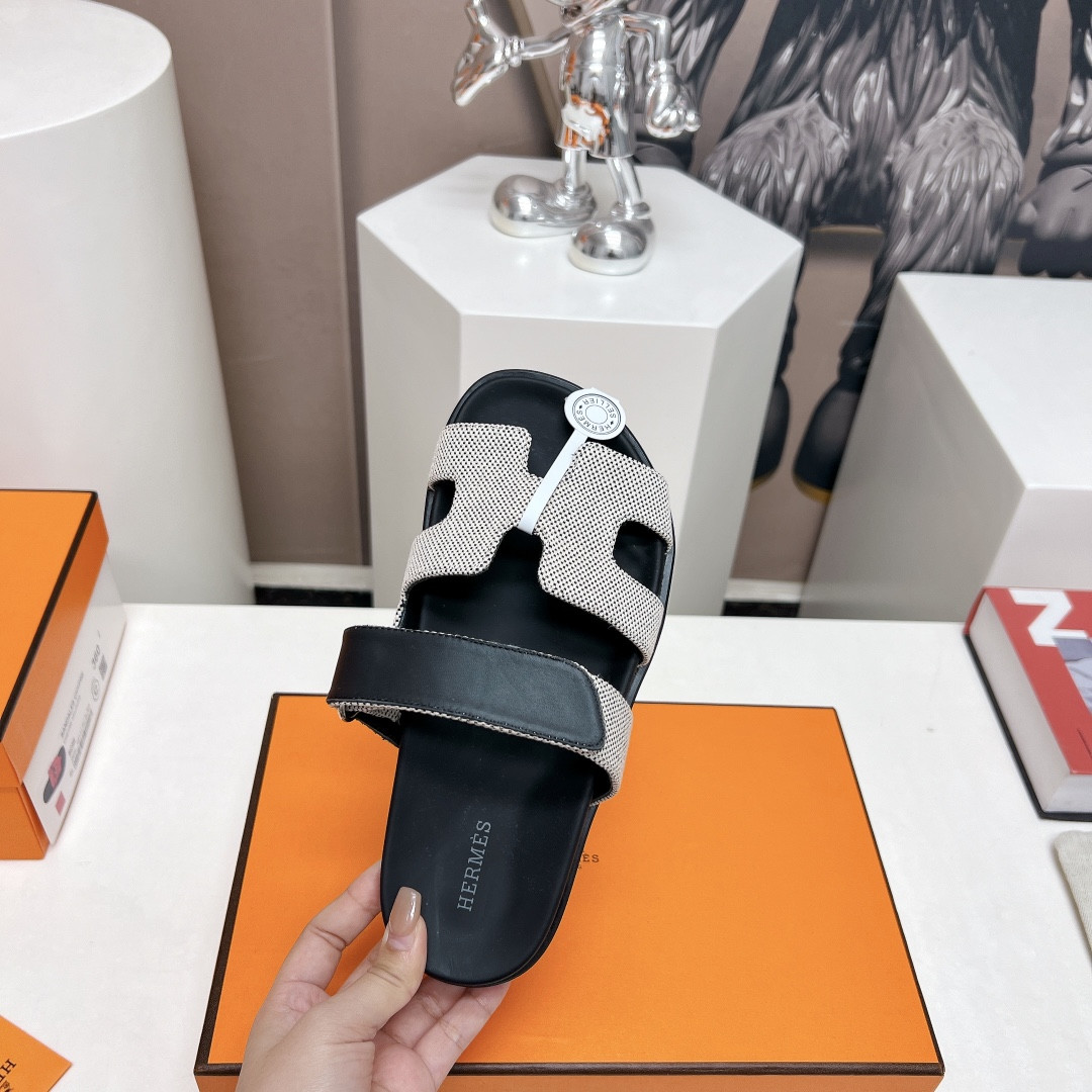 UA H**me5 Chypre sandal