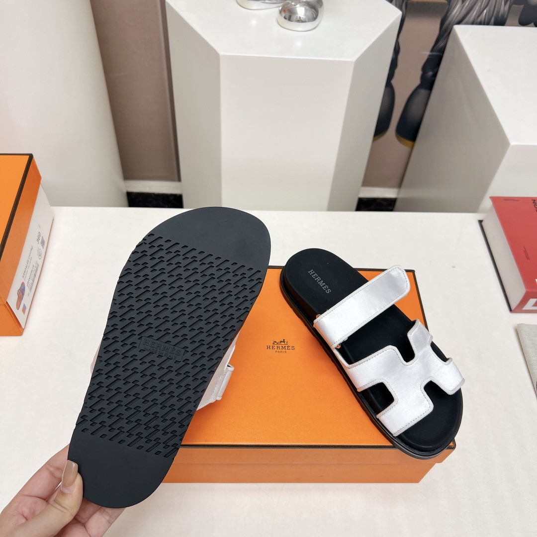 UA H**me5 Chypre sandal