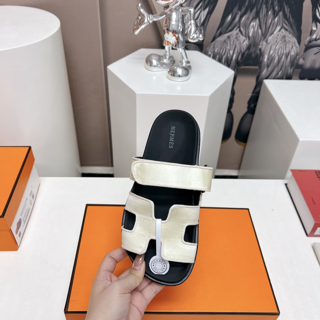 UA H**me5 Chypre sandal