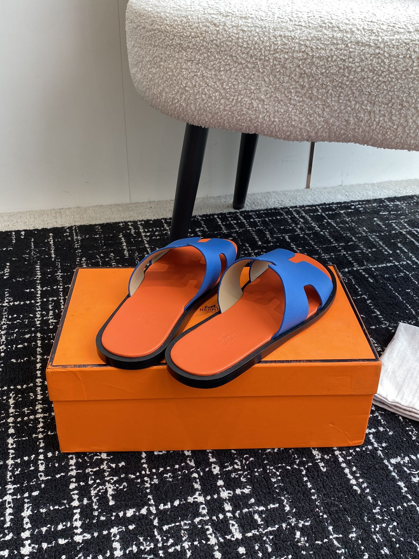 UA H**me5 Izmir sandal