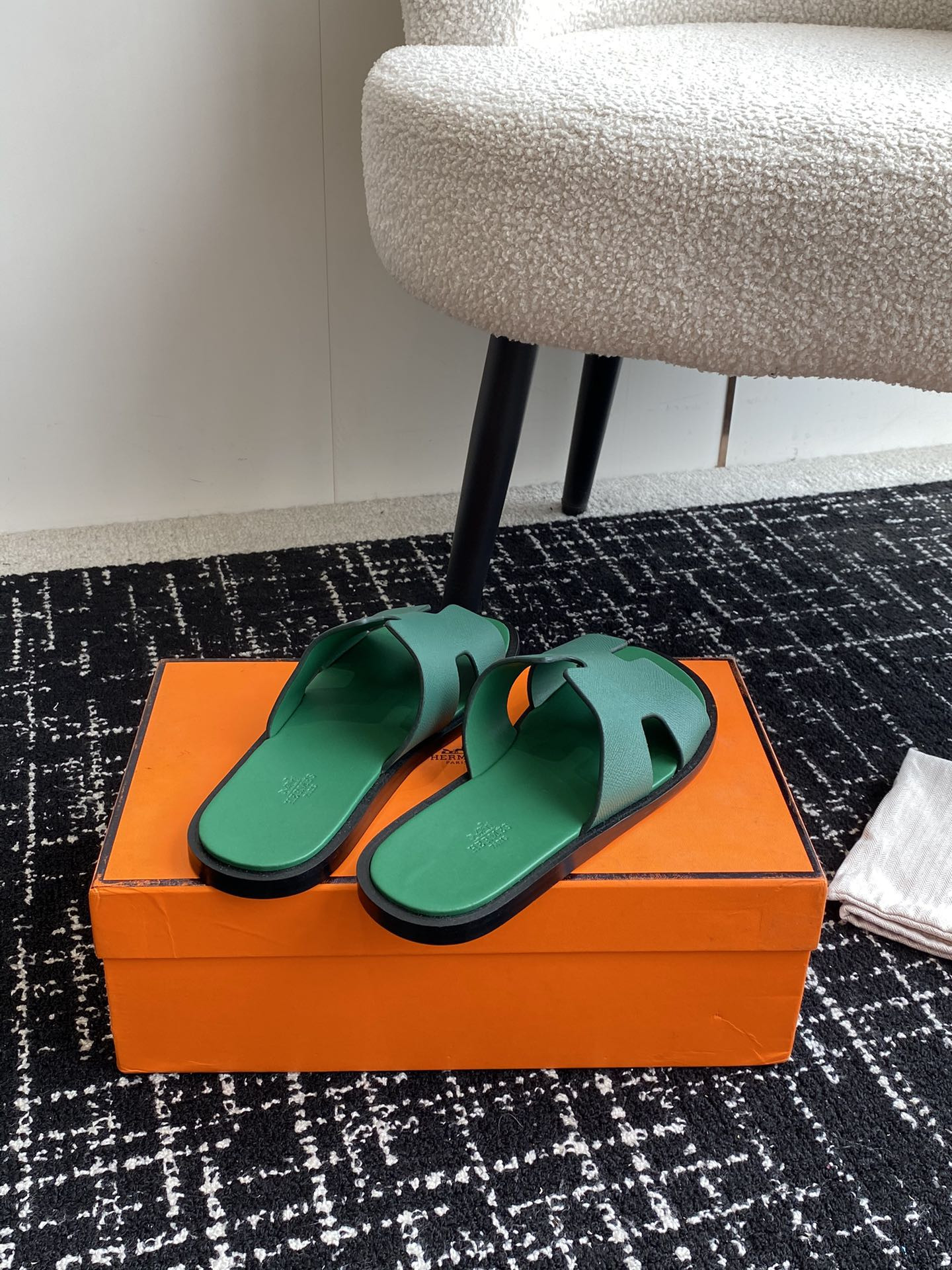 UA H**me5 Izmir sandal