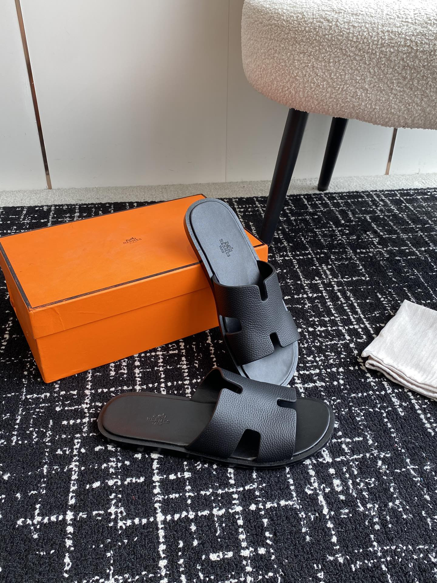 UA H**me5 Izmir sandal