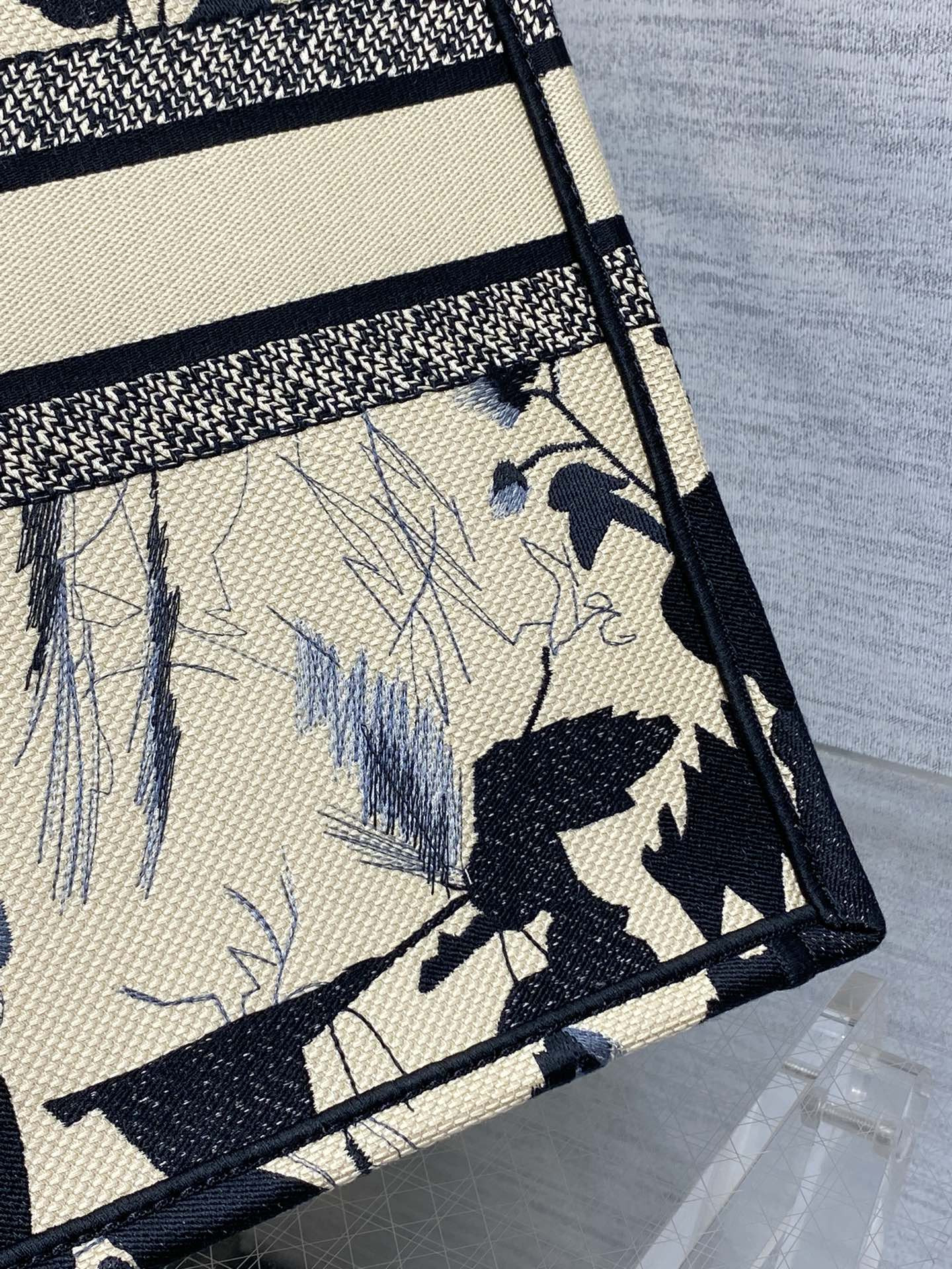 D10r Tote 42 x 18 x 35cm