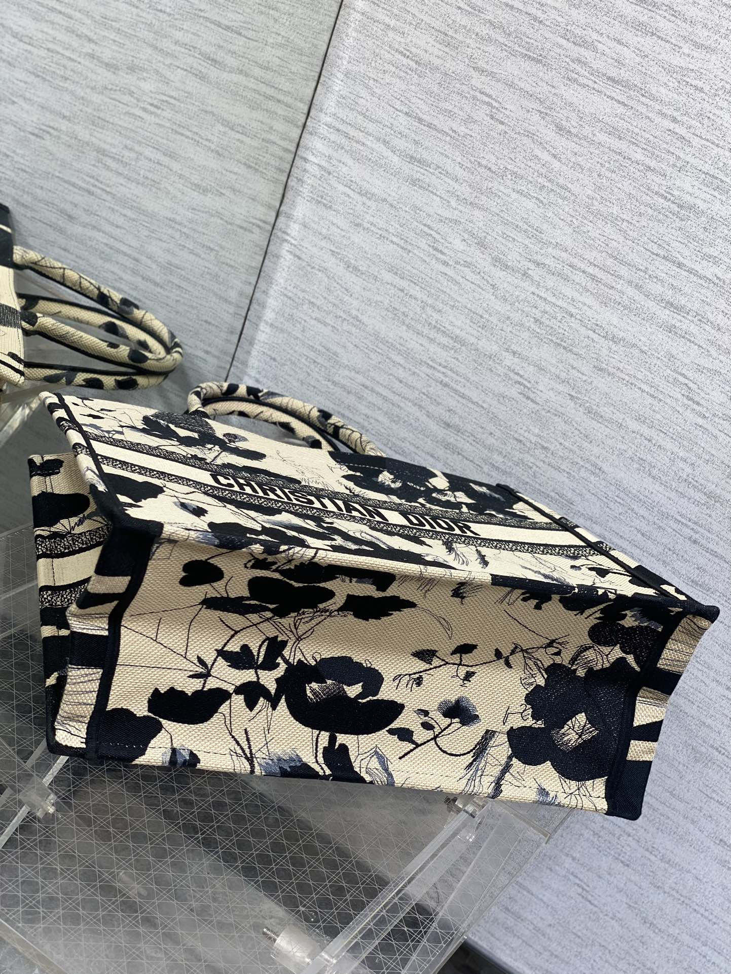 D10r Tote 42 x 18 x 35cm