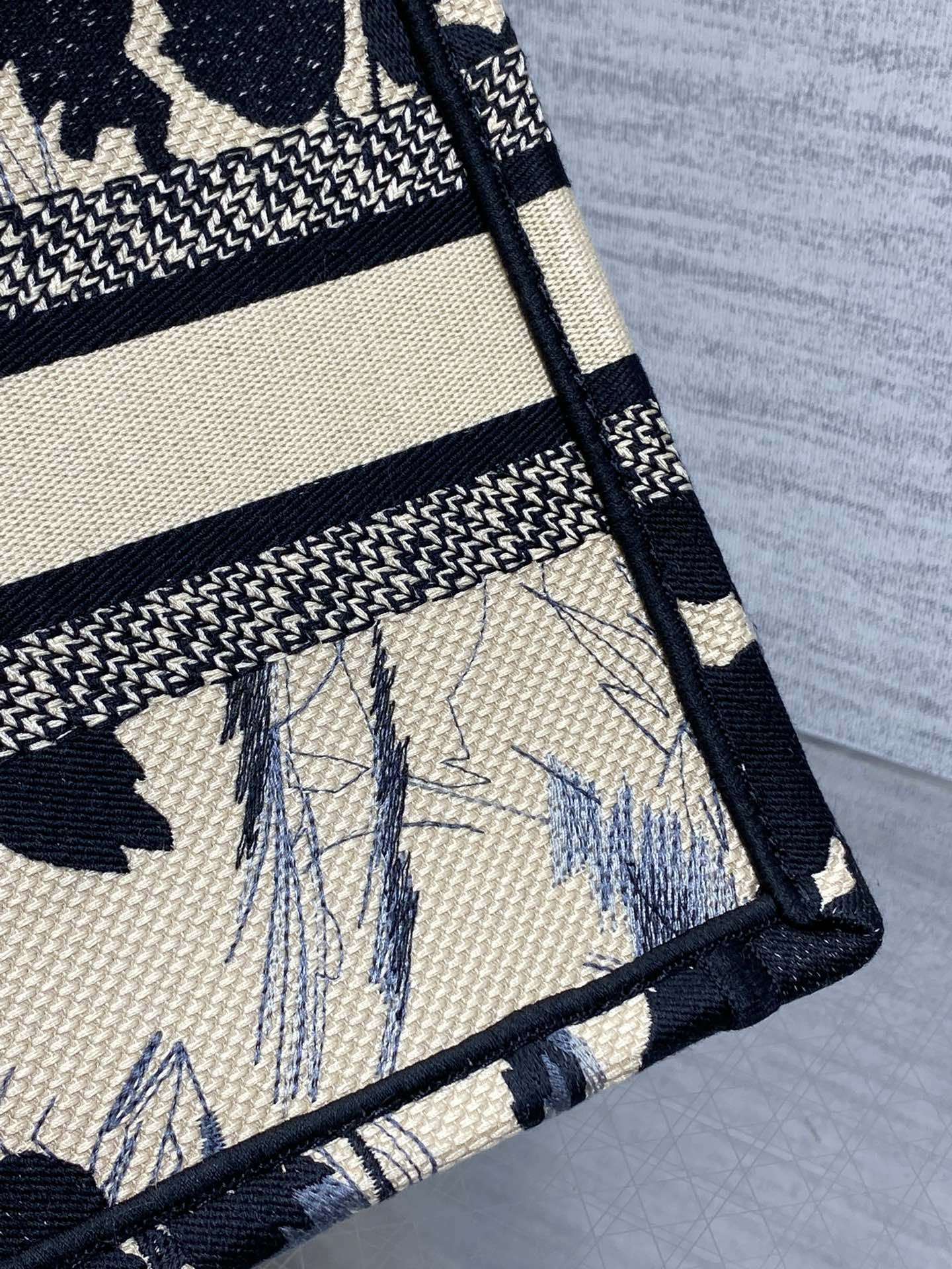 D10r Tote 26 x 8 x 22cm