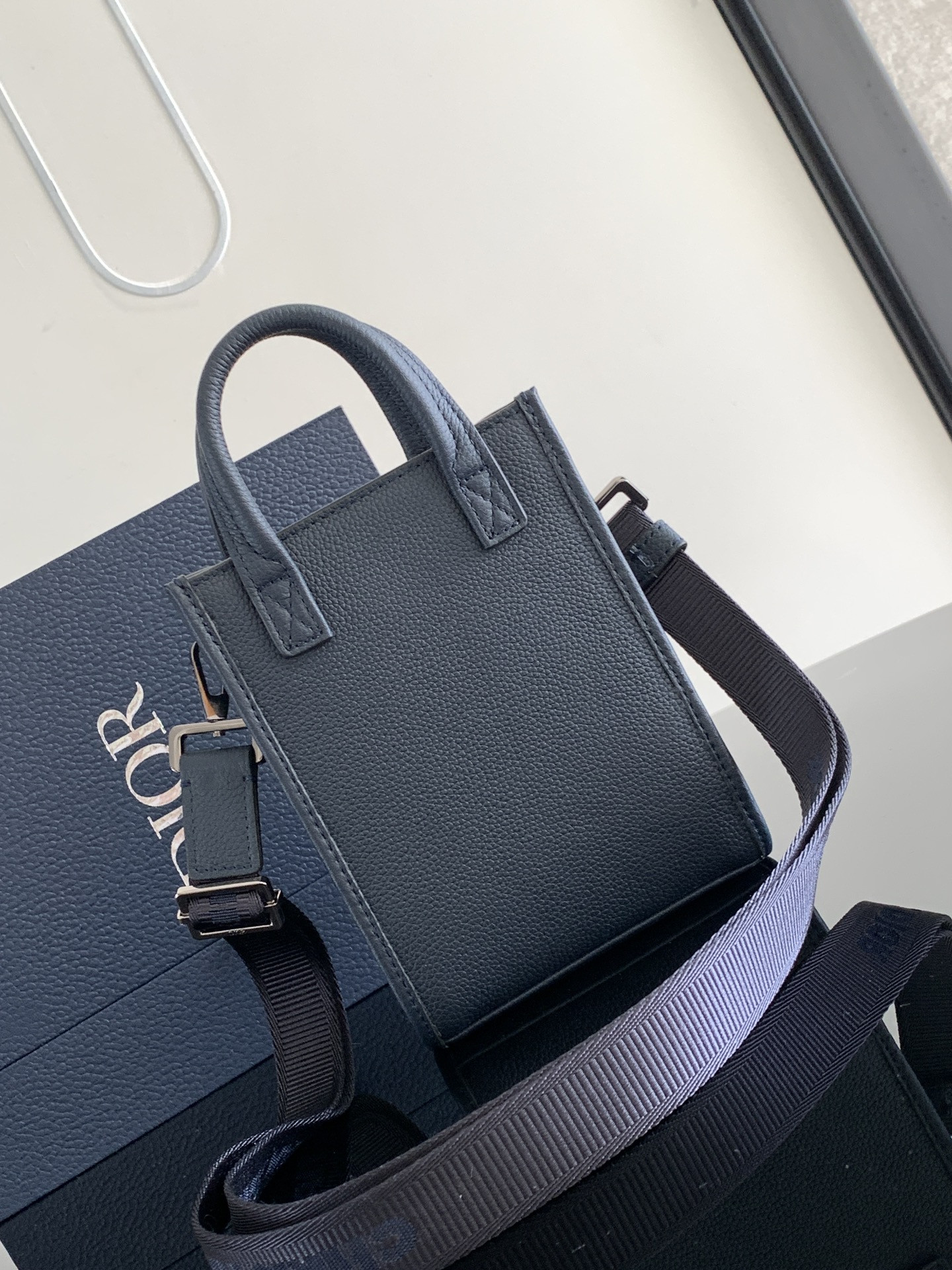 Dior safari north-south 14 x 19 x 6.5 cm