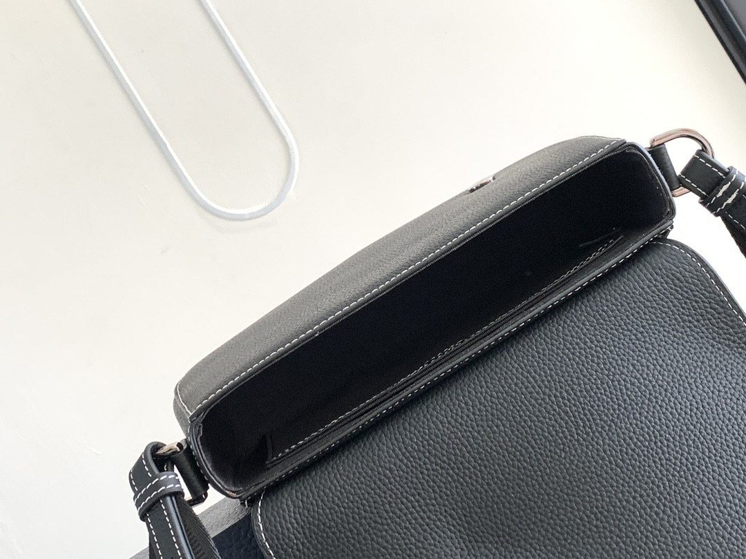 D10r Saddle Messenger Bag 24 x 16.5 x 5.5 cm