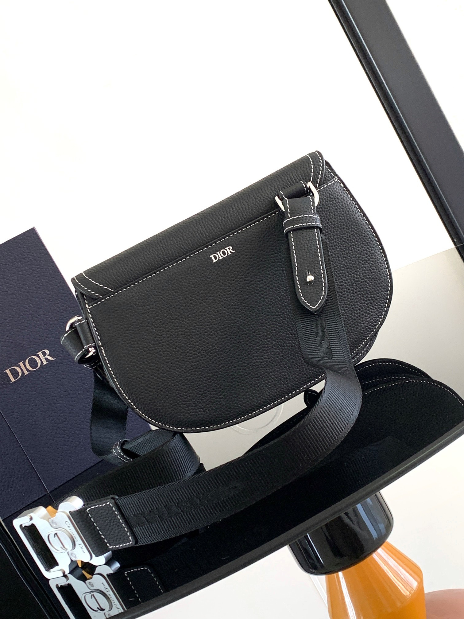 D10r Saddle Messenger Bag 24 x 16.5 x 5.5 cm