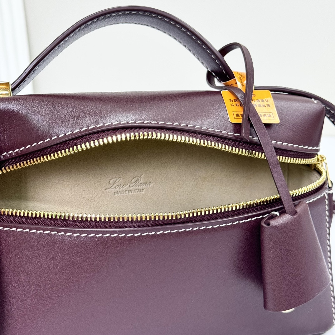 L0r0 P1ana Extra Pocket L19 Smooth Calfskin 11 x 19 x 6.5 cm