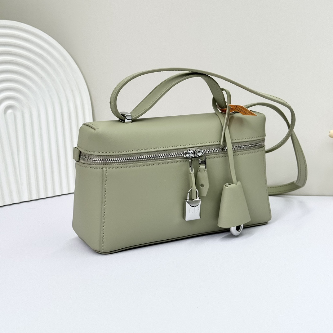 L0r0 P1ana Extra Pocket L19  Smooth Calfskin 11 x 19 x 6.5 cm