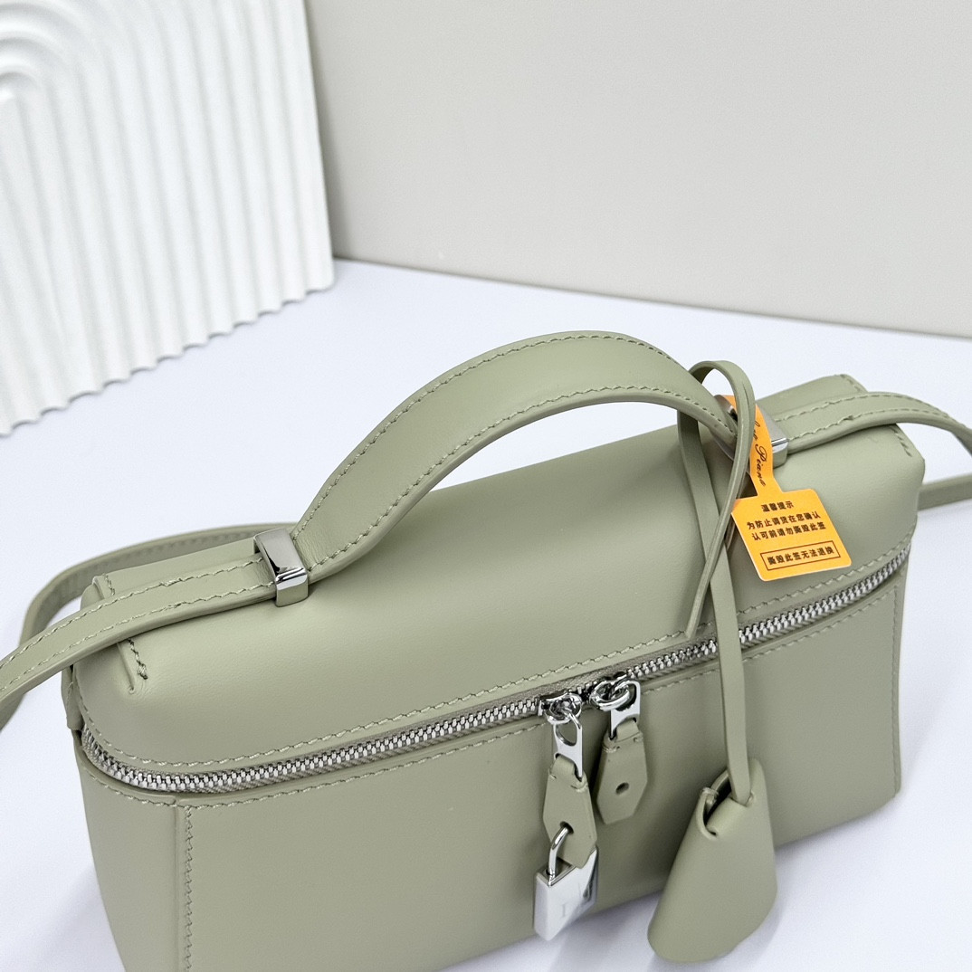 L0r0 P1ana Extra Pocket L19  Smooth Calfskin 11 x 19 x 6.5 cm