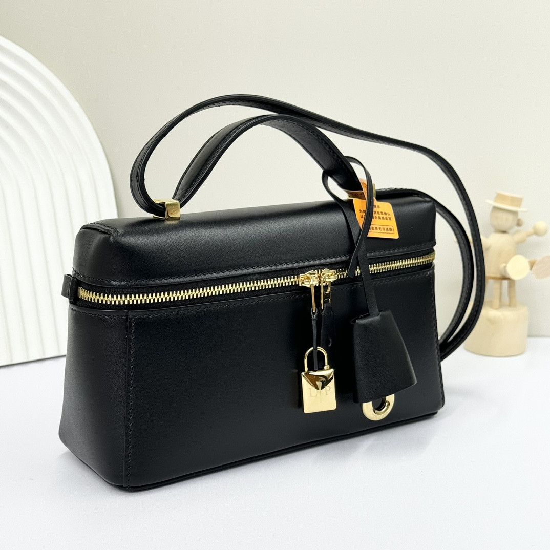 L0r0 P1ana Extra Pocket L19 Smooth Calfskin 11 x 19 x 6.5 cm