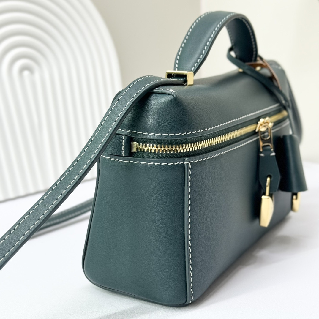 L0r0 P1ana Extra Pocket L19 Smooth Calfskin 11 x 19 x 6.5 cm