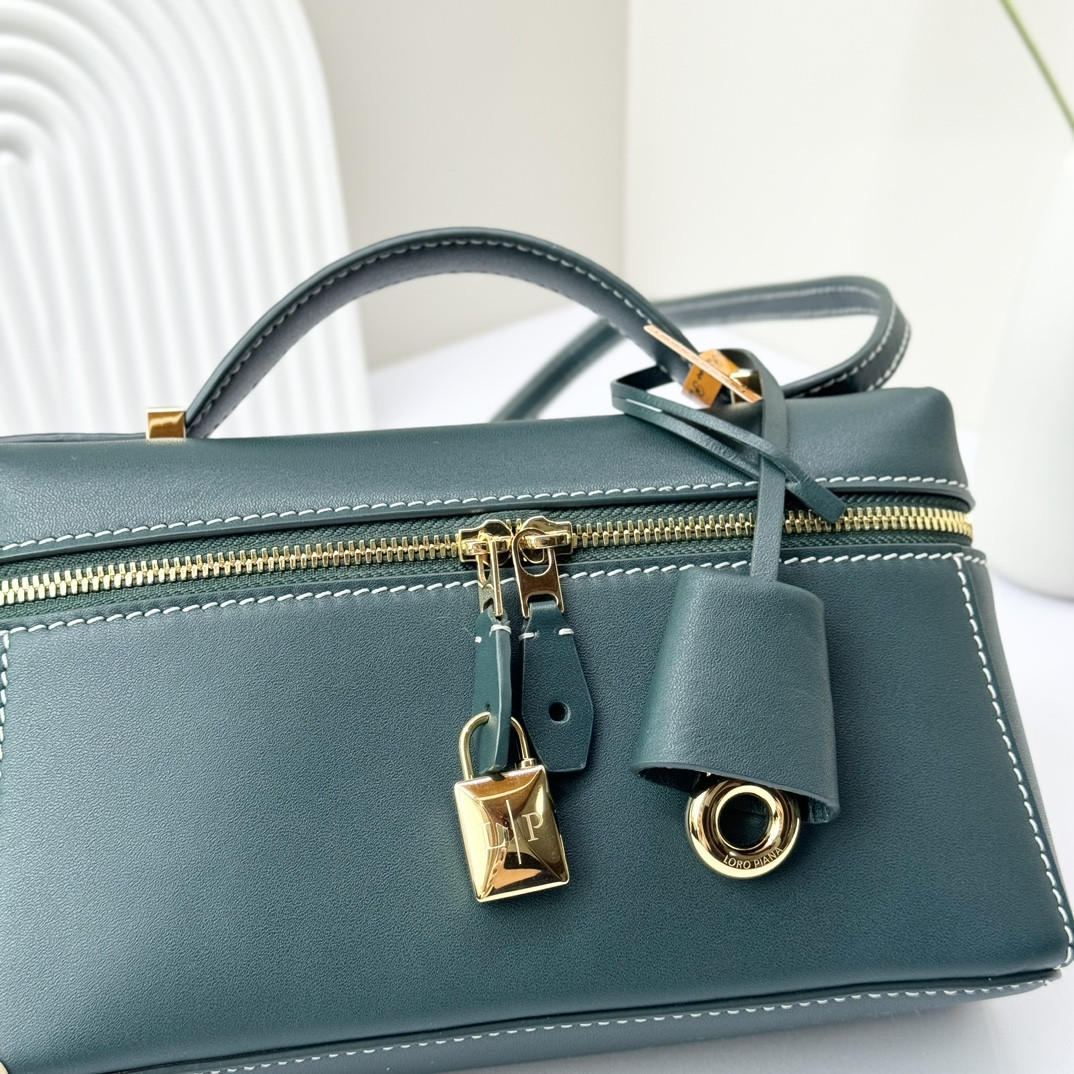 L0r0 P1ana Extra Pocket L19 Smooth Calfskin 11 x 19 x 6.5 cm