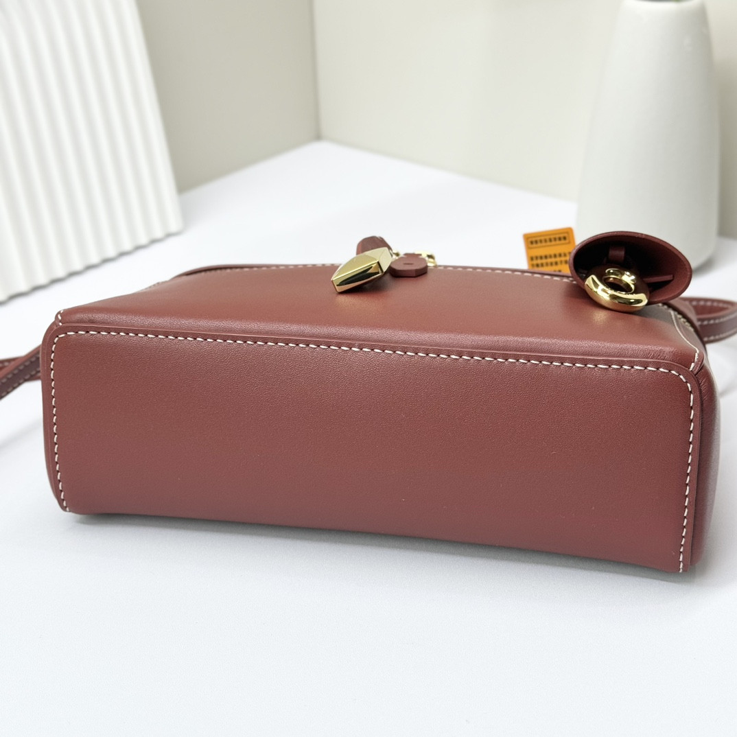 L0r0 P1ana Extra Pocket L19 Smooth Calfskin 11 x 19 x 6.5 cm