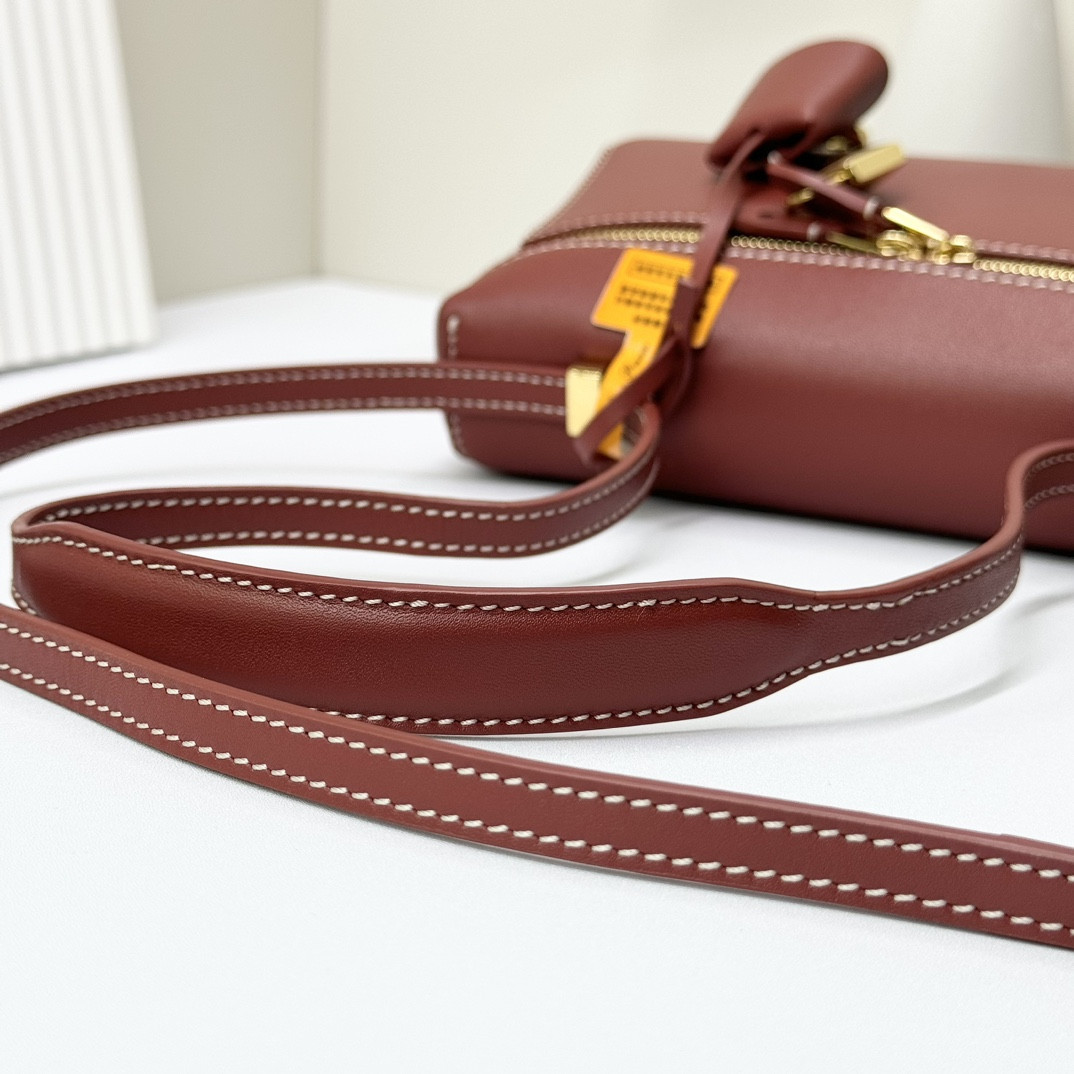 L0r0 P1ana Extra Pocket L19 Smooth Calfskin 11 x 19 x 6.5 cm