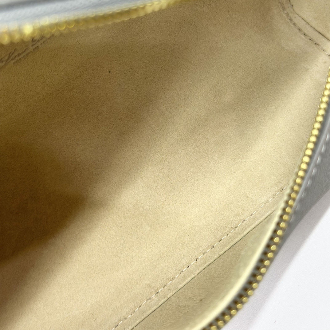 L0r0 P1ana Extra Pocket L19 Grained Calfskin 11 x 19 x 6.5 cm