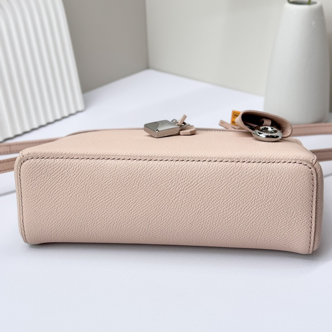 L0r0 P1ana Extra Pocket L19 Grained Calfskin 11 x 19 x 6.5 cm