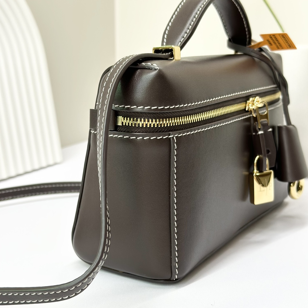 L0r0 P1ana Extra Pocket L19 Smooth Calfskin 11 x 19 x 6.5 cm