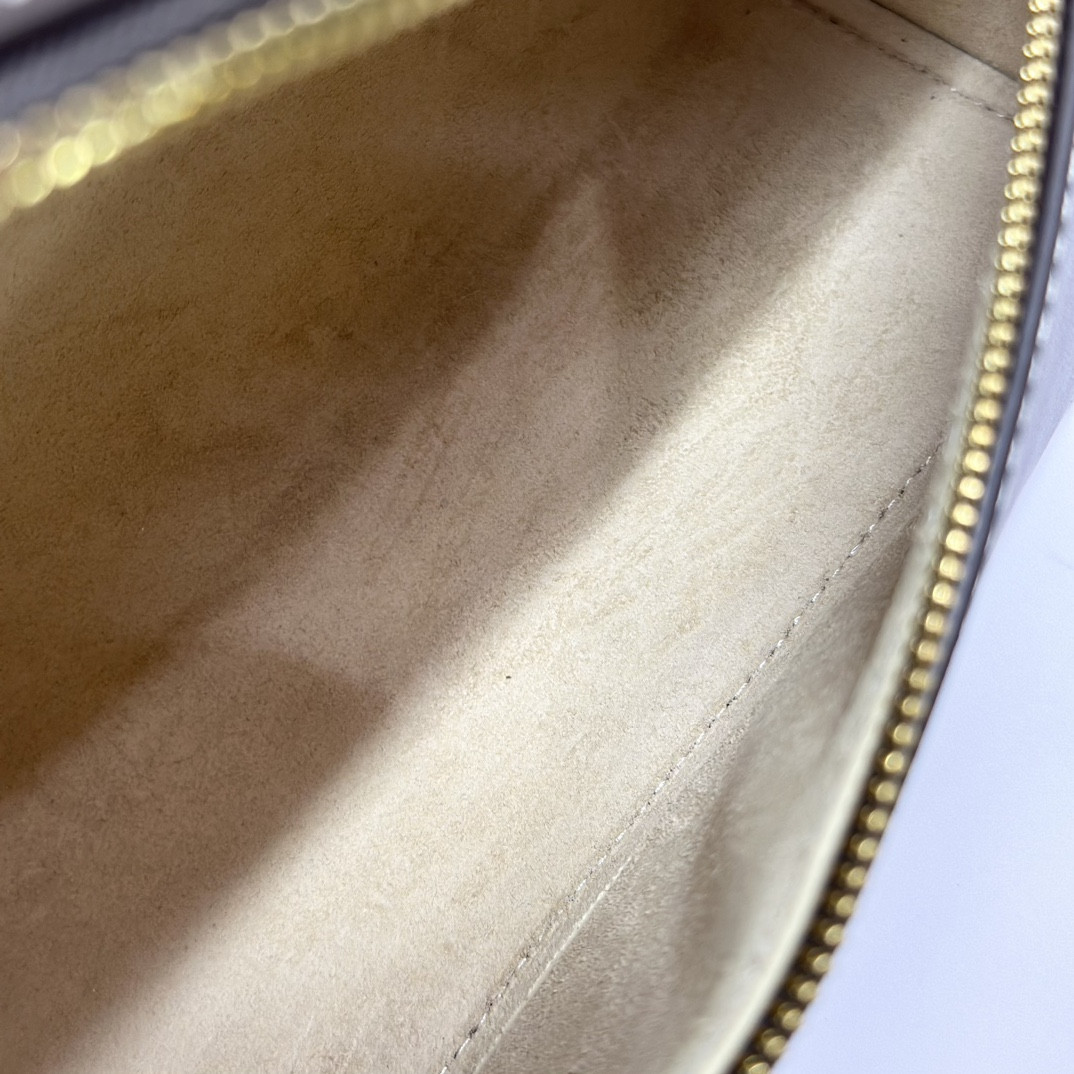 L0r0 P1ana Extra Pocket L19 Smooth Calfskin 11 x 19 x 6.5 cm