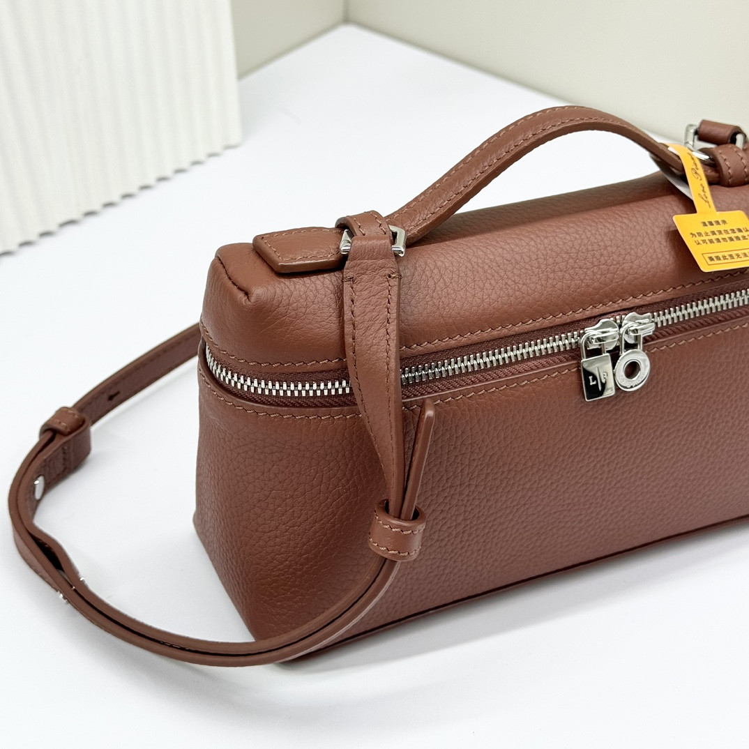 L0r0 P1ana Extra Pocket L19 Grained Calfskin 11 x 19 x 6.5 cm