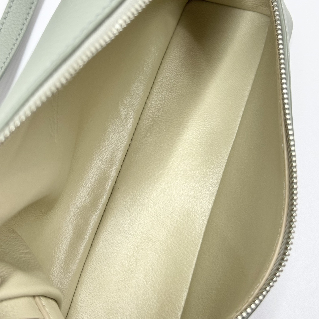 L0r0 P1ana Extra Pocket L19 Grained Calfskin 11 x 19 x 6.5 cm