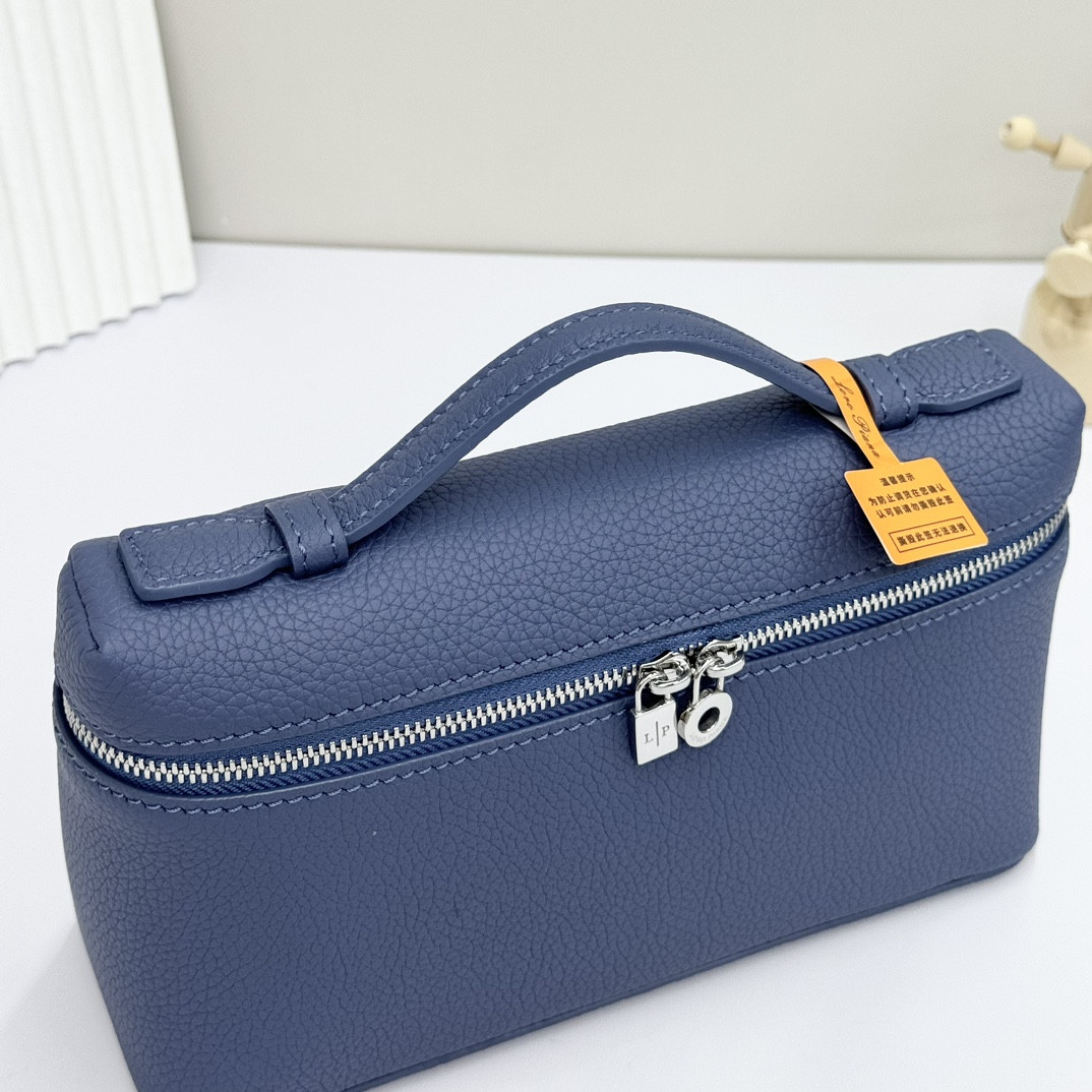 L0r0 P1ana Extra Pocket L19 Grained Calfskin 11 x 19 x 6.5 cm