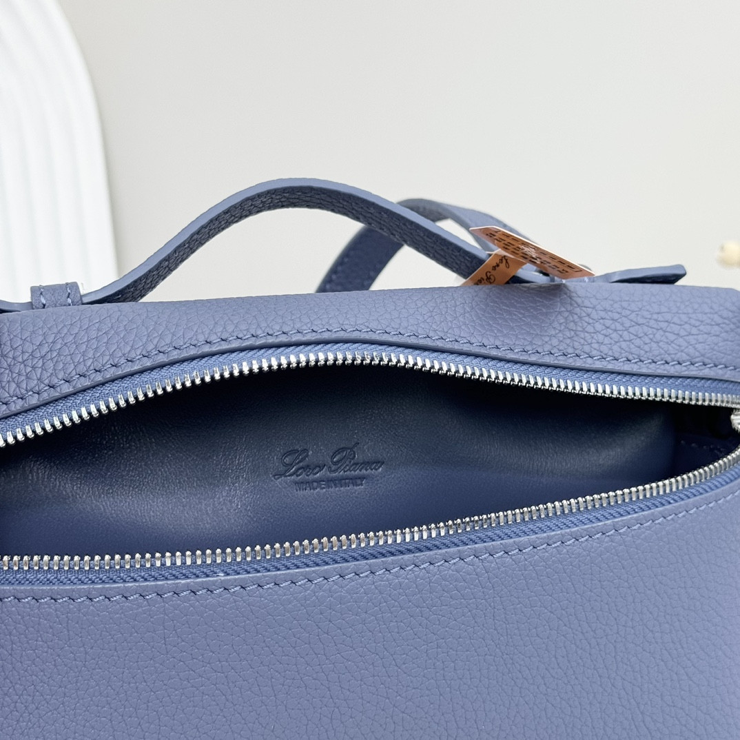 L0r0 P1ana Extra Pocket L19 Grained Calfskin 11 x 19 x 6.5 cm